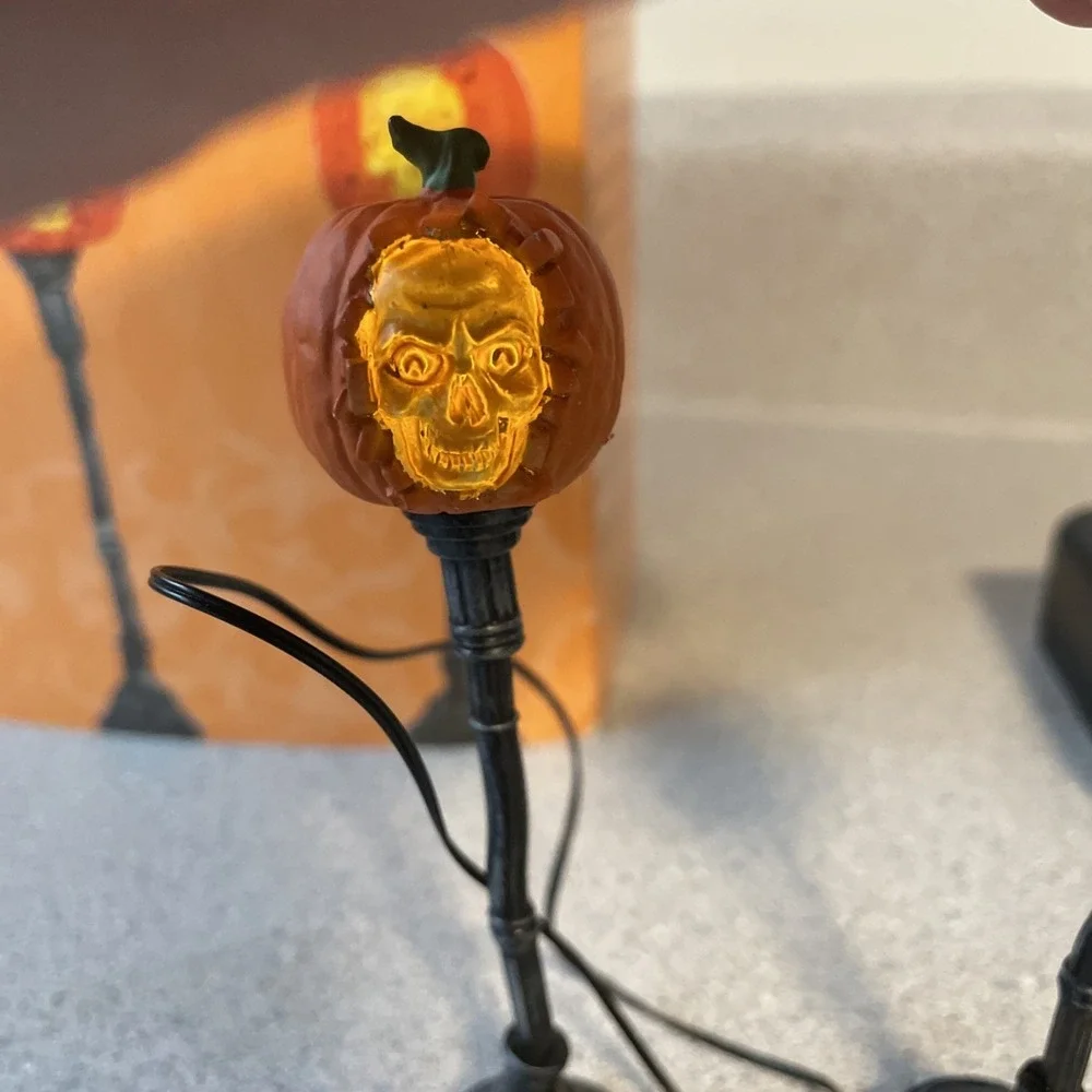 Dept. 56 Halloween Village Accessory EVIL PUMPKIN LAMPPOST Lamp Post 4033847